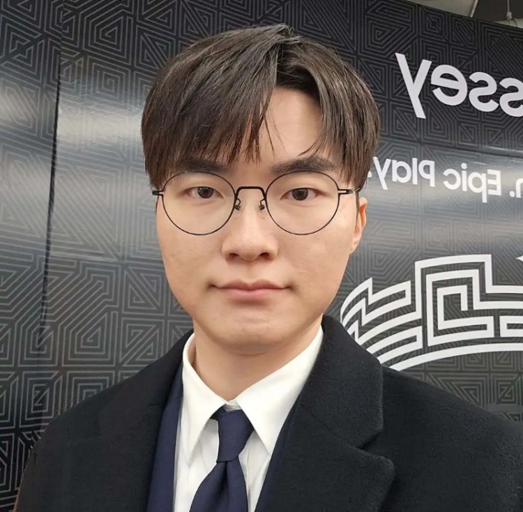 Faker社媒分享2025历程照片：Goodbye，2025！